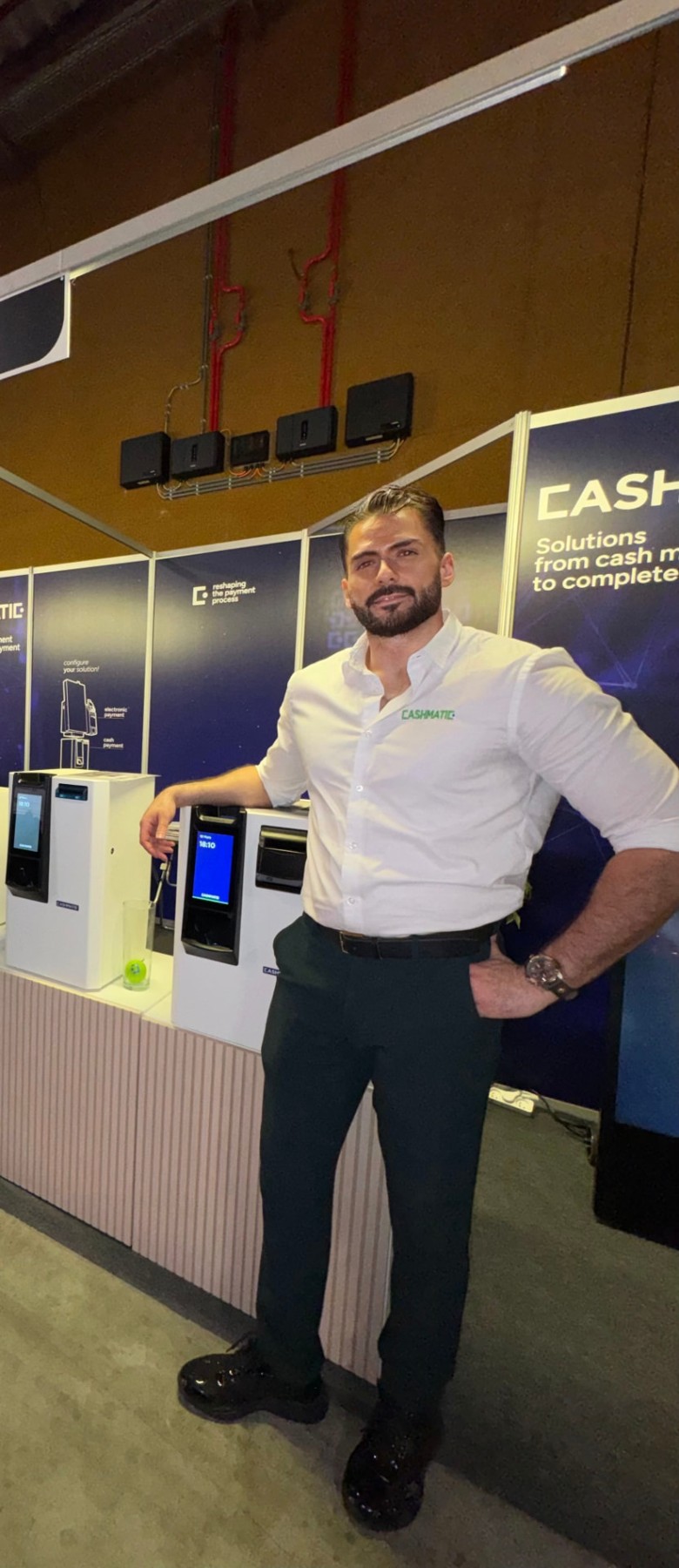 Je présente les monnayeurs automatiques Cashmatic sur un salon professionnel